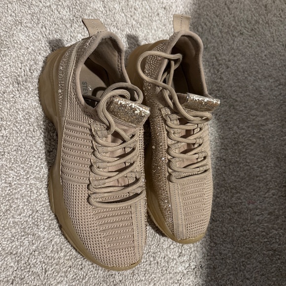 Shoes - Picture 4 of 7